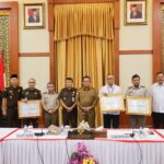 Penyerahan sertifikat pada Kawasan Tanjung Permai, Bintan oleh Kepala Kantor Wilayah BPN Kepri Nurhadi Putra kepada Gubernur Kepulauan Riau H. Ansar Ahmad di Gedung Daerah, Tanjungpinang.