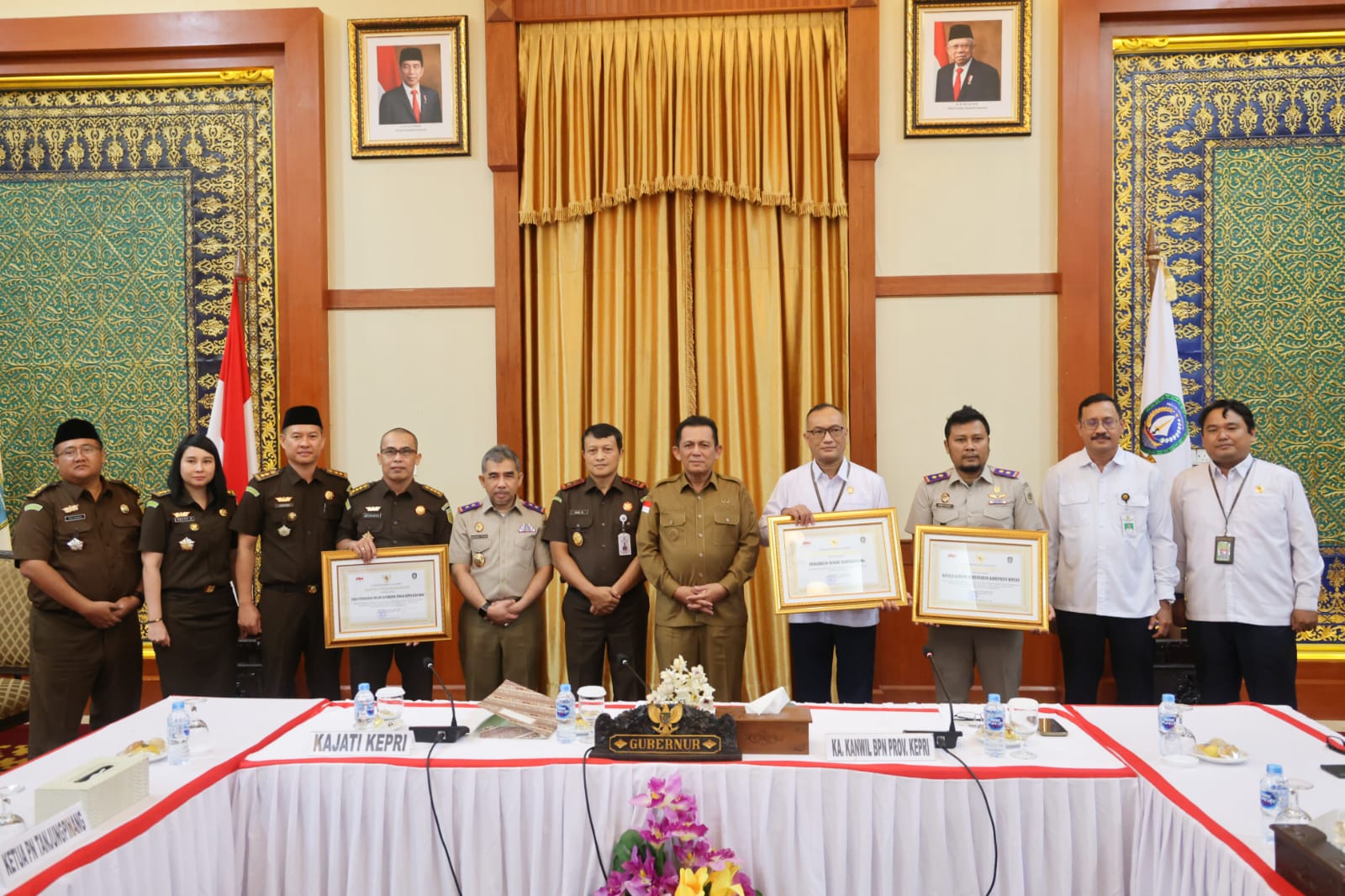 Penyerahan sertifikat pada Kawasan Tanjung Permai, Bintan oleh Kepala Kantor Wilayah BPN Kepri Nurhadi Putra kepada Gubernur Kepulauan Riau H. Ansar Ahmad di Gedung Daerah, Tanjungpinang.